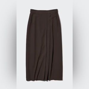 NWOT Uniqlo slim line pleated midi skirt. Sz M
